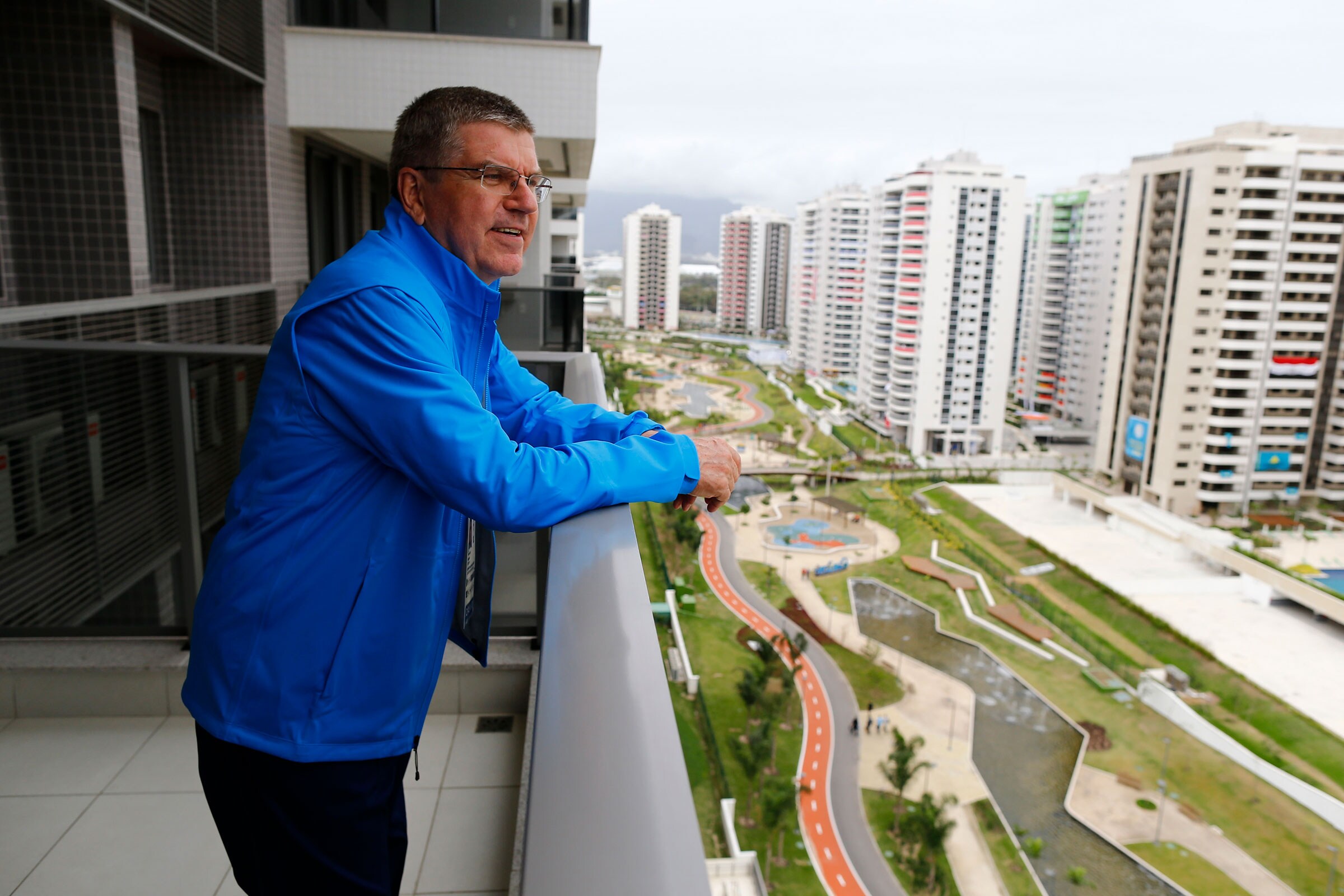 Le président du CIO Thomas Bach dans le village olympique de Rio de Janeiro, au Brésil.
