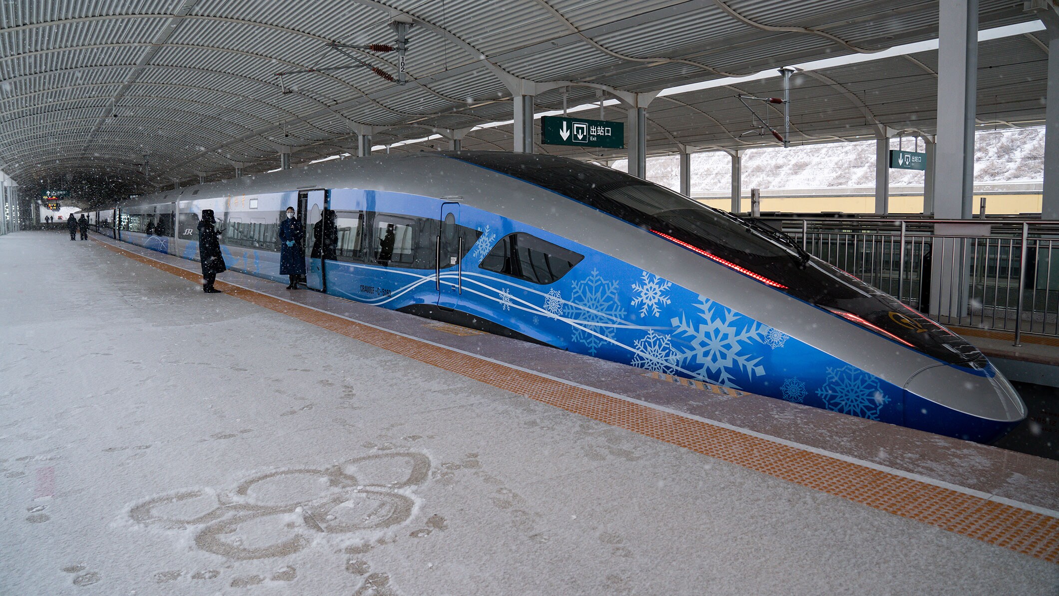 With trains able to travel at up to 350 kilometres per hour, the new Beijing-Zhangjiakou high-speed railway – which was delivered in time for the Olympic Games Beijing 2022 - had carried more than 6.8 million passengers within a year of its launch before the Games. 