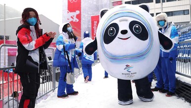 Bing Dwen Dwen marche sur le site du Centre national de ski alpin lors de la neuvième journée des Jeux Olympiques d'hiver de Beijing 2022.