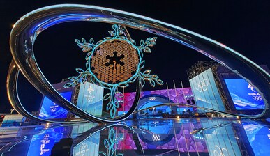La vasque olympique à l'extérieur du stade national, connue sous le nom de Nid d'oiseau, est allumée après la cérémonie d'ouverture des Jeux Olympiques d'hiver de Beijing 2022. 