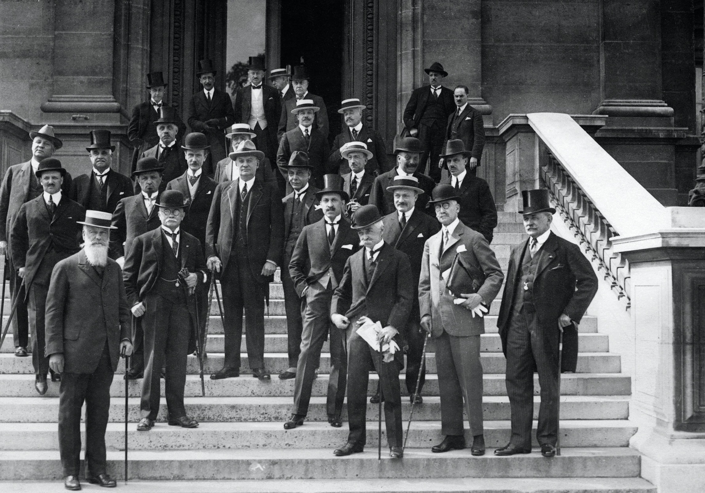 23rd IOC Session, Paris, 1924 - Pierre de COUBERTIN, IOC President with the IOC Membersat the Palais du Louvre.