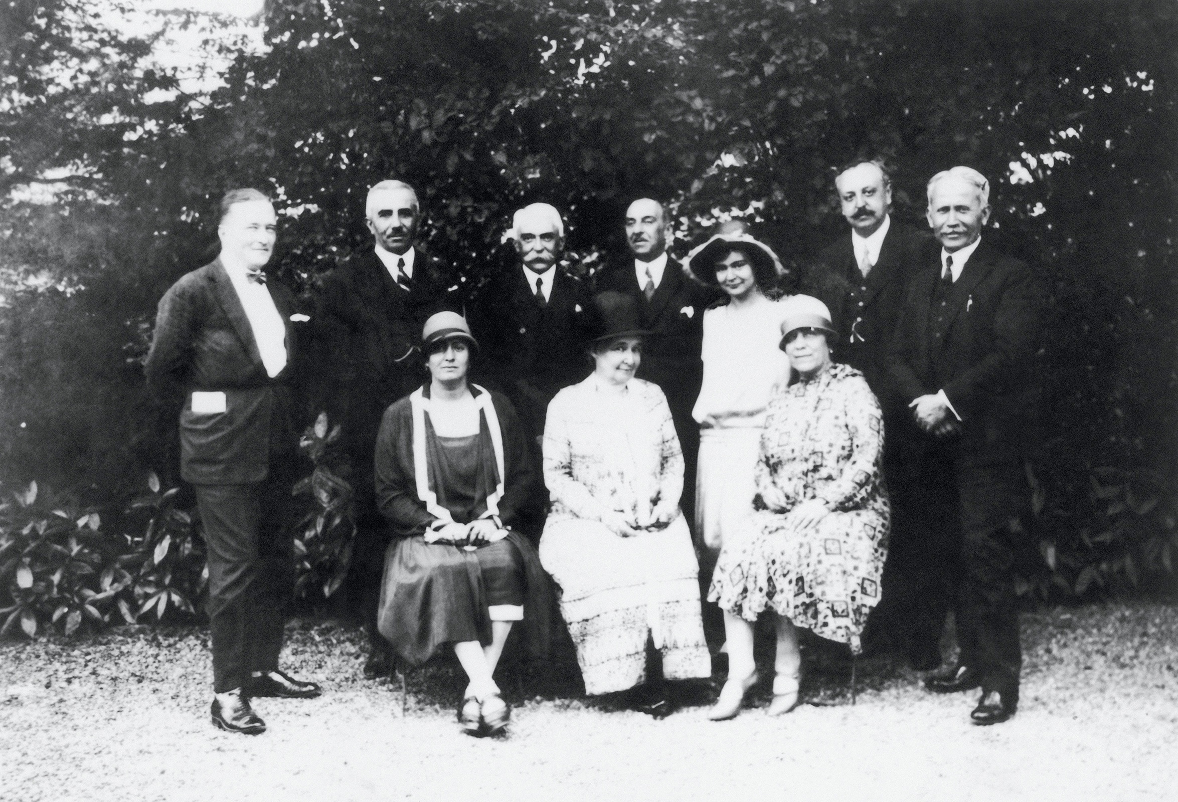  24th IOC Session and 8th Congress, Prague, 1925 - Group photograph with Baron Pierre de COUBERTIN, IOC President (center) and his wife Marie ROTHAN, Baronness de COUBERTIN in front of him.