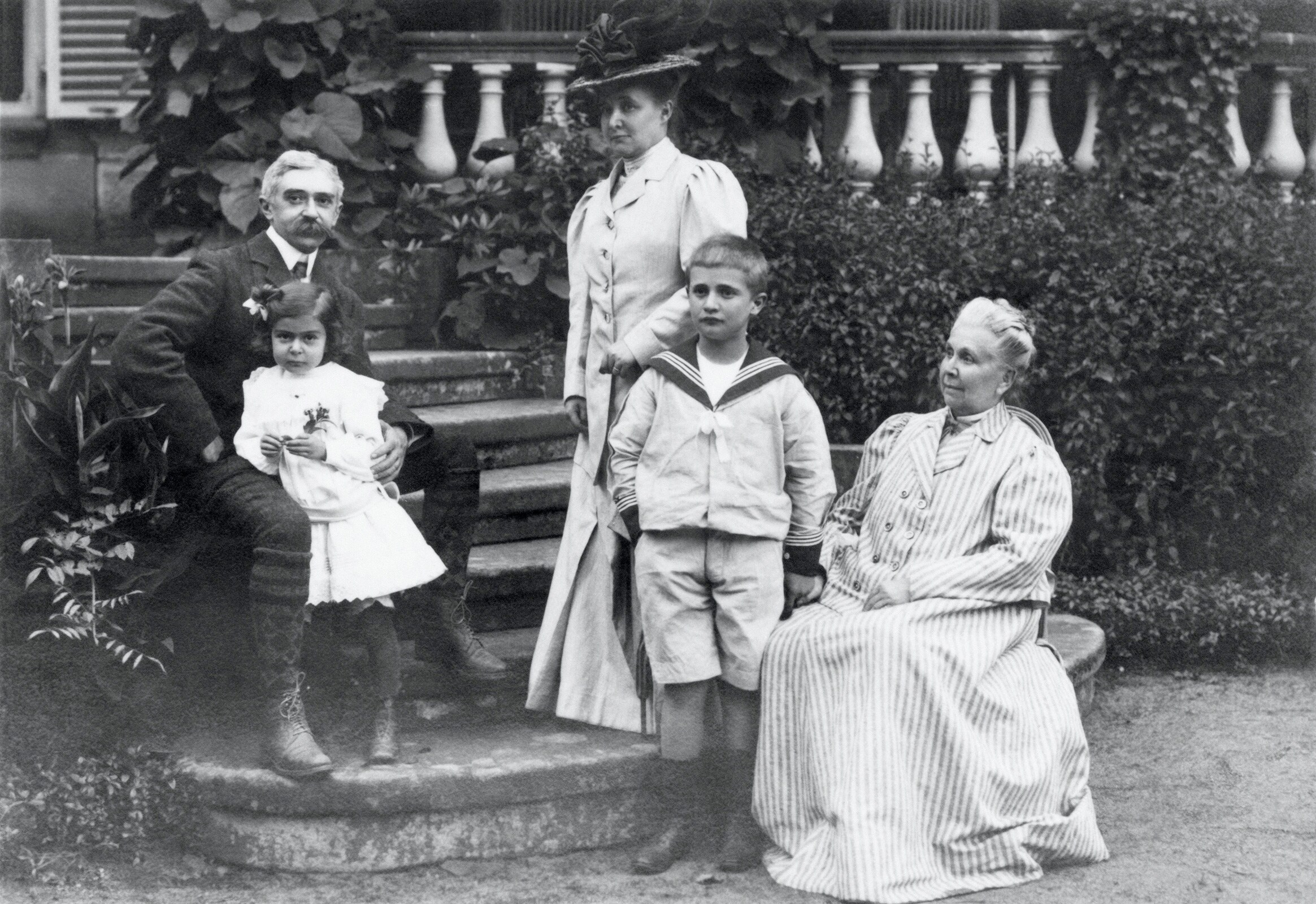 Family Photograph - Baron Pierre de COUBERTIN, his wife Marie ROTHAN, Baronness de COUBERTIN, his mother-in-law  Mrs. Rothan and their children : Renée and Jacques de COUBERTIN 